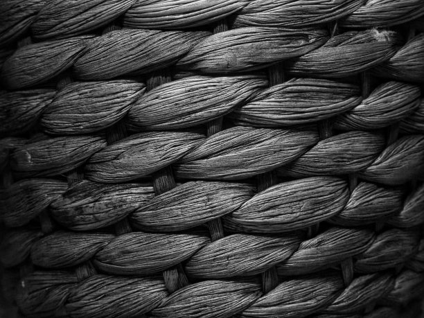 灯光下茅草篮子的灰度镜头——完美的壁纸和纹理图片下载