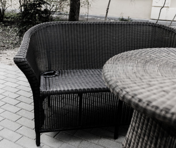 舒适的柳条花园家具图片下载