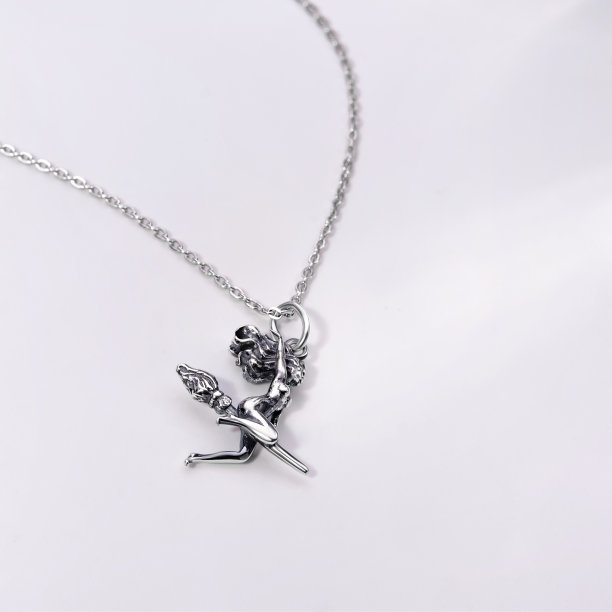 优雅的珠宝套装。镶有宝石的首饰。珠宝配件拼贴。产品静物概念。戒指、项链和耳环。图片下载