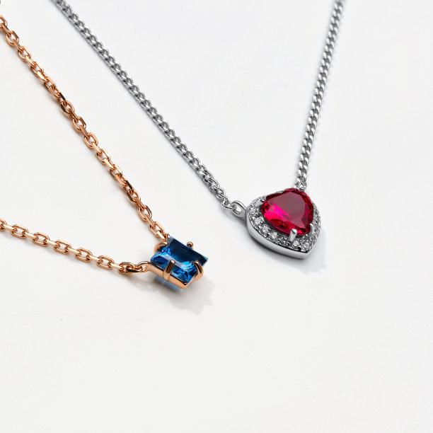 优雅的珠宝套装。镶有宝石的首饰。珠宝配件拼贴。产品静物概念。戒指、项链和耳环。图片下载