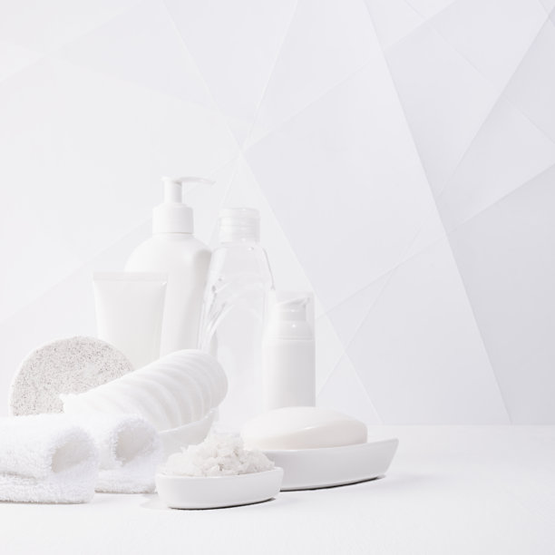用于沐浴的化妆品和美容产品，白色瓶子中的水疗中心，洗漱用品-毛巾，浴盐，桌子上的海绵，在柔和的白色浴室内部，几何形状简单的城市风格，复制空间，方形。图片下载