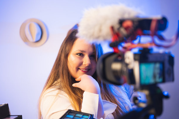 一名白人化妆师博主拍摄的视频图片下载