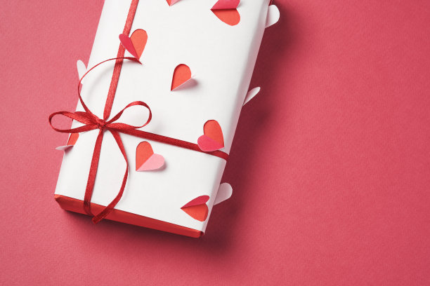 礼物用自制的包装纸包装，上面有大大的心形图案。从上面看。图片下载