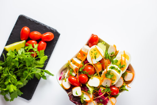 俯视图的美味和新鲜的L'Oceane沙拉在碗上的白色表面图片下载