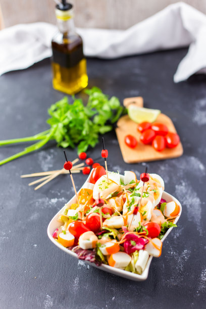 这是盛在碗里的美味新鲜欧西娜沙拉的特写图片下载