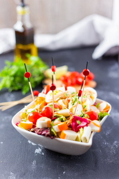这是盛在碗里的美味新鲜欧西娜沙拉的特写图片下载