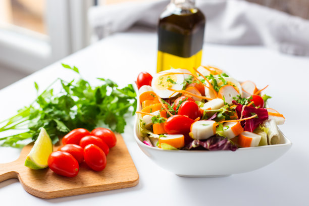 这是盛在碗里的美味新鲜欧西娜沙拉的特写图片下载