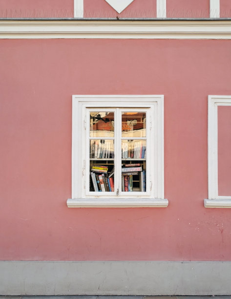 极简主义形象的白色窗户上的粉墙的老建筑图片下载