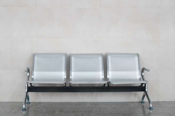 机场候机室里的空金属长凳图片下载