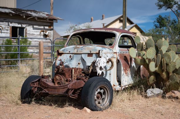 一辆被遗弃在谷仓里，认不出来的1948年道奇双门跑车图片下载
