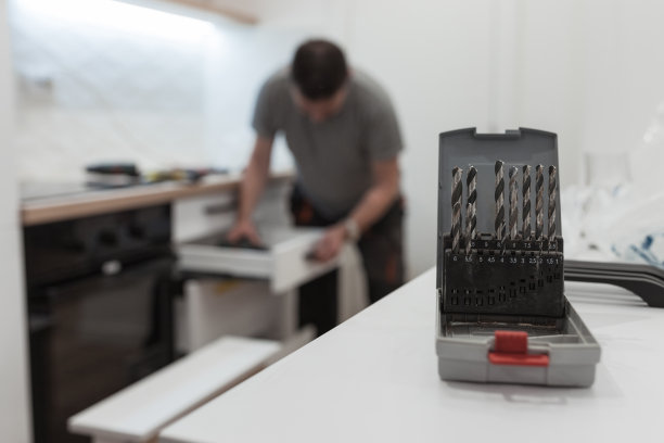 桌上的金锥盒图片下载