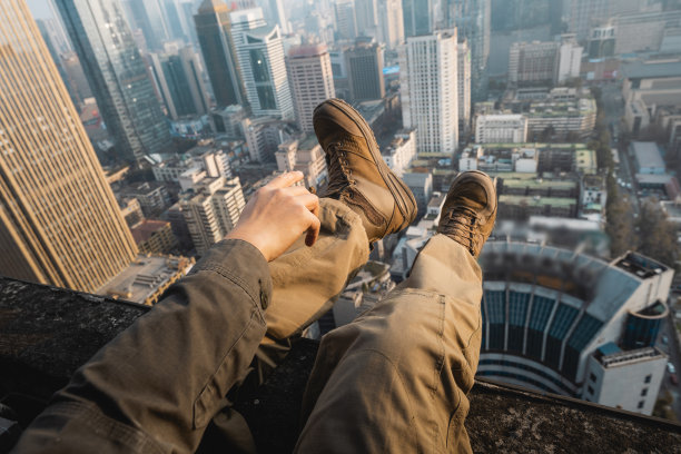 在高楼上向下延伸的两脚图片下载