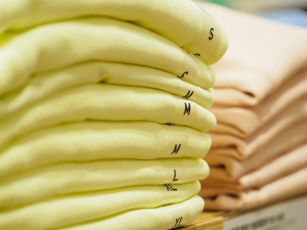 t恤整齐地放在架子上图片下载