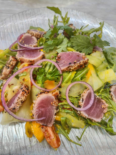 美味的芒果金枪鱼塔基沙拉图片下载
