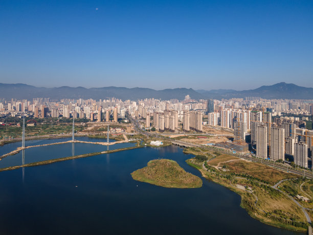 湖边的城市建筑和公园图片下载