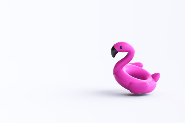 白色背景上孤立的粉红色充气火烈鸟。图片下载