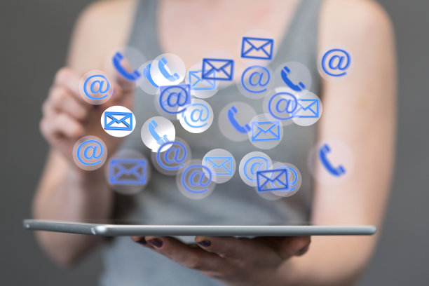 电子邮件和手机图标的3D渲染悬浮在平板电脑上图片下载