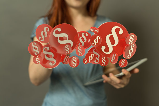 女性用平板电脑与客服互动配合良好，咨询3d渲染图片下载