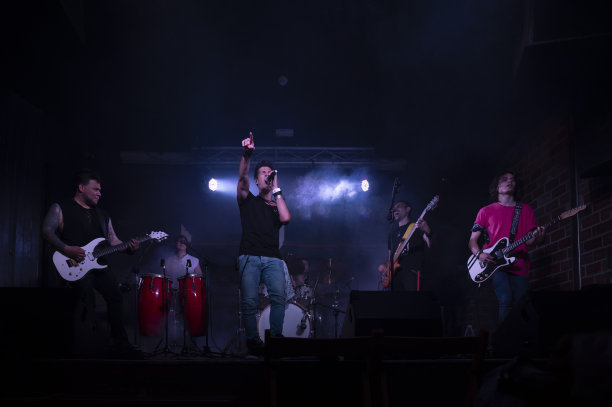 年轻活力的摇滚乐队在俱乐部的音乐会上表演图片下载
