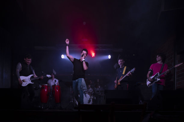 年轻活力的摇滚乐队在俱乐部的音乐会上表演图片下载