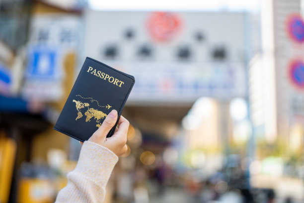 日本东京涩谷区，一名亚洲妇女手持护照。图片下载