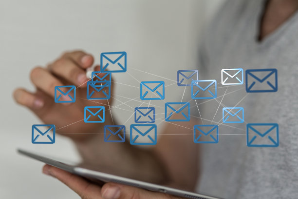 电子邮件符号和网络通信的3D渲染与模糊的背景图片下载