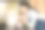 女性专业美容师修剪理发狗在宠物水疗美容沙龙图片下载