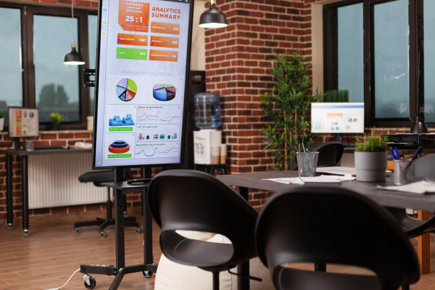 在财务会议期间，现代设计的空启动办公室图片下载