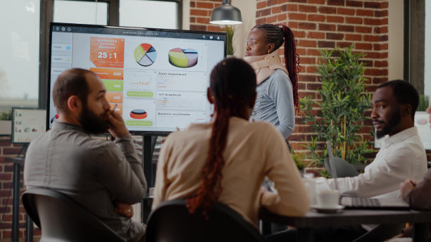 非裔美国妇女戴着颈圈从受伤中恢复图片下载