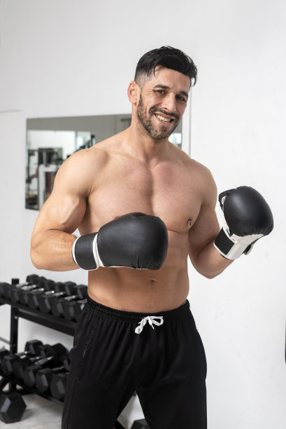 运动员训练时的专业照片图片下载