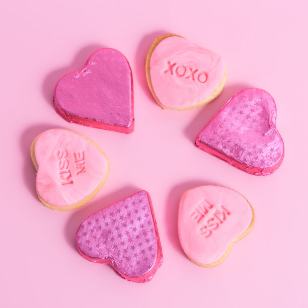 粉红色背景的心形情人节饼干特写图片下载
