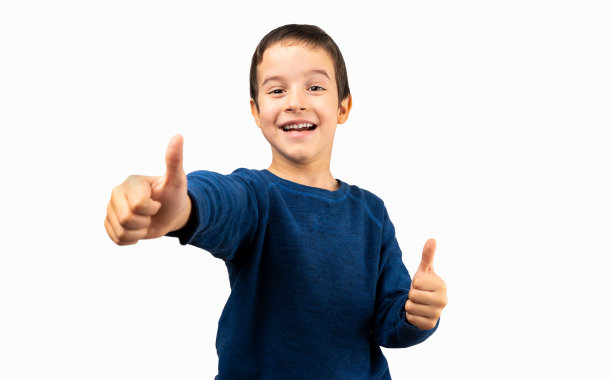 小孩子穿着休闲毛衣图片下载