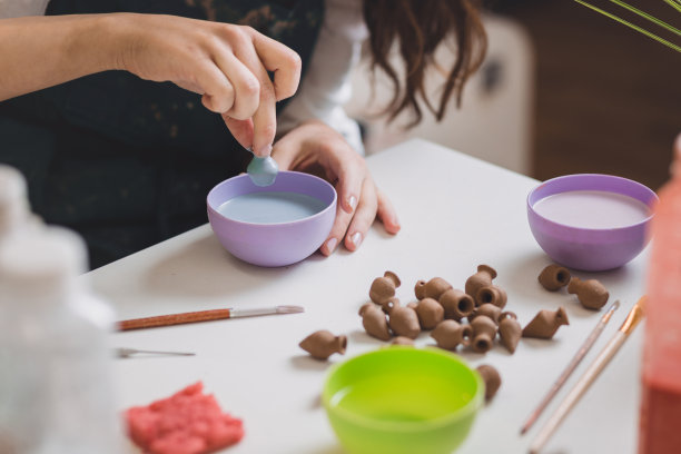 制作微型陶器的女工匠图片下载