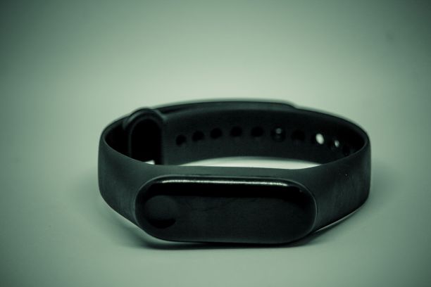 白色背景的智能手表图片下载