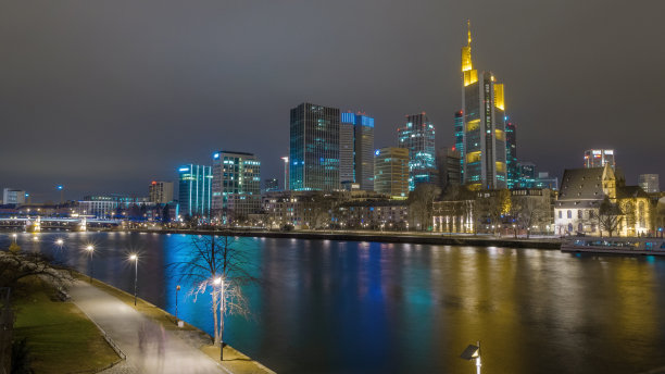 美因河畔法兰克福的夜晚天际线，河流中反射出多彩的色彩，图片下载