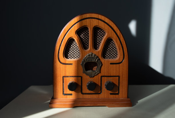 复古收音机与阳光在彩色背景图片下载