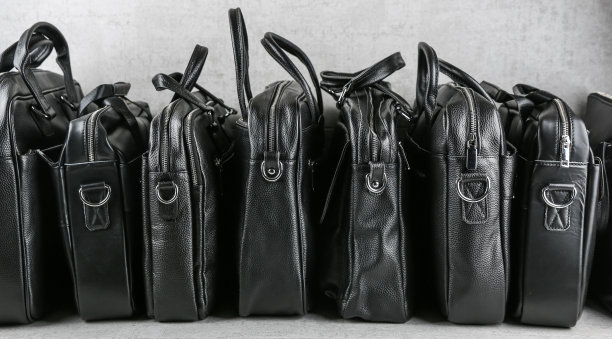 货架与袋子在商店图片下载