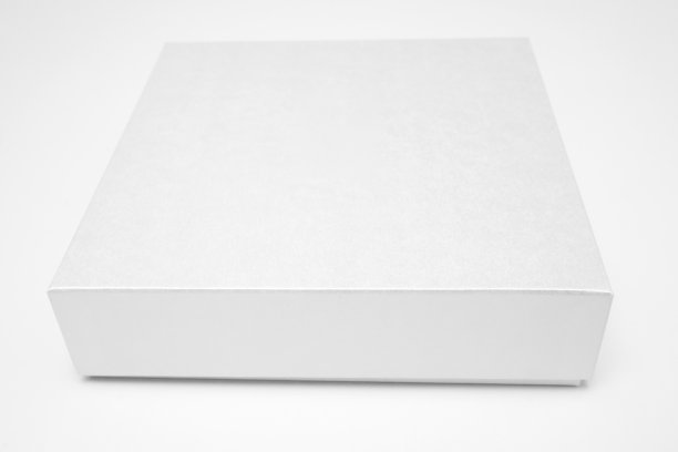 白色纹理的盒子，白色背景上的礼物模型。高分辨率照片。空白白色产品包装盒实物模型。容器，白色包装模板。纸箱。图片下载