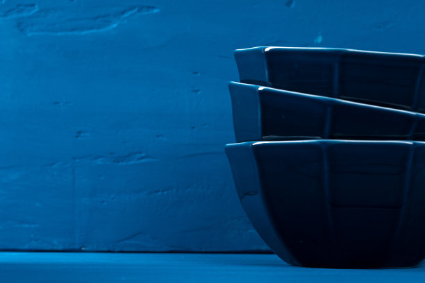 深蓝色的陶器在蓝色的木制背景图片下载
