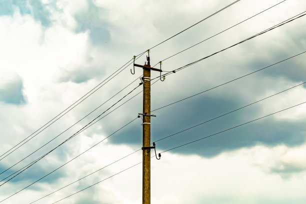 电力电杆与电线在彩色背景接近图片下载
