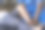 患有膝盖疼痛的年轻男子正在做物理治疗，为无法行动的病人进行腿部康复图片下载