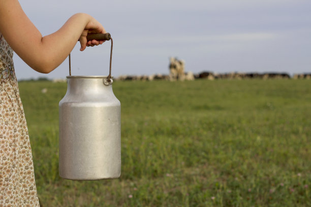 在田里手拿牛奶罐图片下载