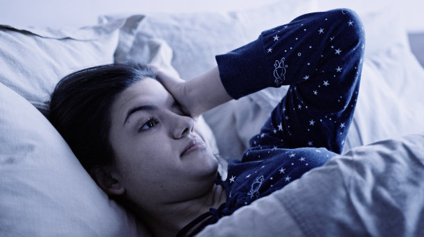 COVID-19封锁期间在家工作的年轻女性生活中的一天。图片下载