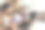 年轻夫妇一起付账单，客户在网上用信用卡支付，坐在家里舒适的客厅里图片下载