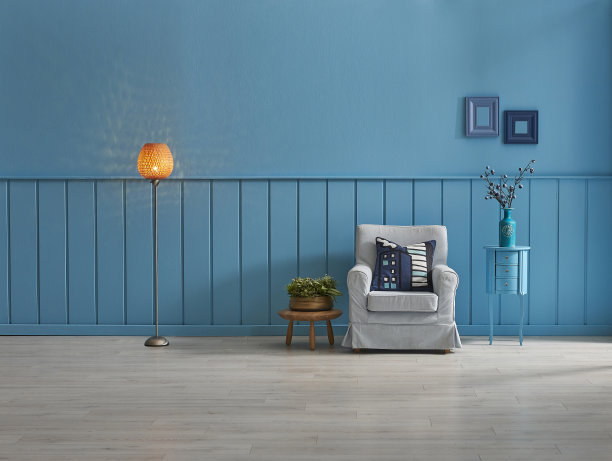 蓝色装饰墙，背景，拼花细节，灯和框架风格与花瓶的植物。家居装饰墙面和背景风格。图片下载