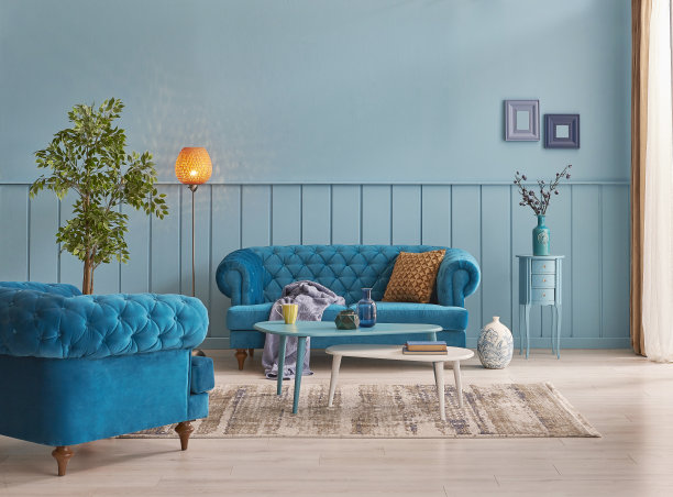 蓝色装饰墙，背景，拼花细节，灯和框架风格与花瓶的植物。家居装饰墙面和背景风格。图片下载