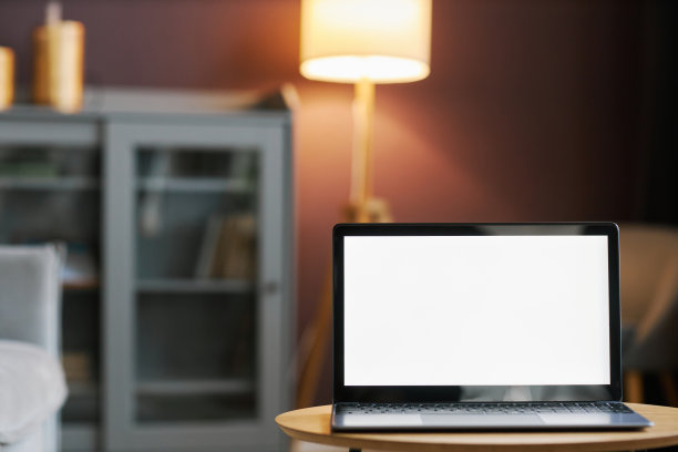 打开笔记本电脑与白色屏幕模型在舒适的家庭内部对淡紫色的墙图片下载