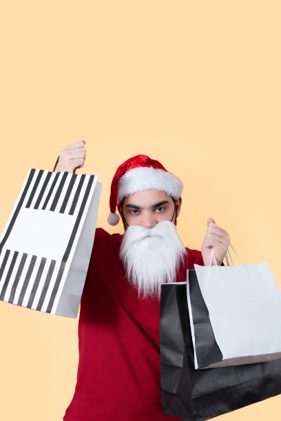 圣诞老人带着购物袋的垂直特写。圣诞节黑色星期五。图片下载