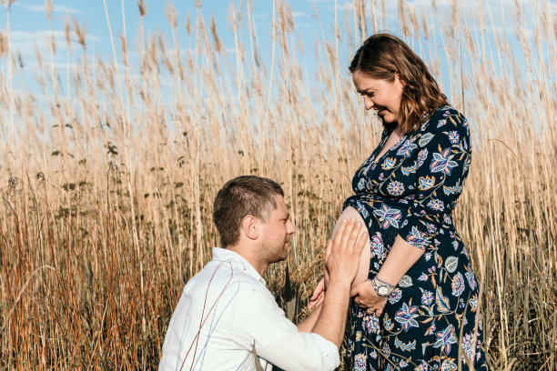 一对年轻漂亮的夫妇要生孩子了。户外照片的快乐父母是。图片下载