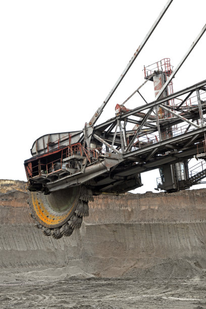 露天矿挖掘过程中的斗轮挖掘机。露天矿上的巨大挖掘机。图片下载